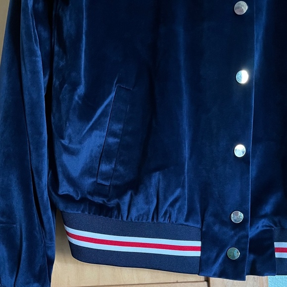Forever 21 Navy Blue Embellished Velvet Bomber Jacket Size L NWOT - Picture 7 of 10